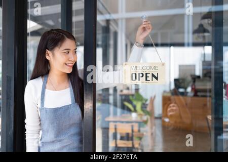 Nahaufnahme der Frau?? Hände halten Zeichen jetzt sind wir offen Unterstützung Stockfoto