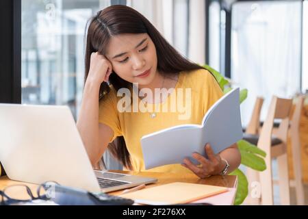 Junge Collage Student mit Computer und mobilen Gerät studieren Stockfoto