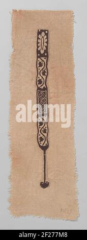 Weefselfragment met clavus.natürliches Leinengewebefragment mit angenähtem Clavus in Burgund und Natur, abwechselnd verziert mit gestreckter Rosette, Rank mit Blattwerk und Zopf, endend in einem dünnen Streifen mit Schilddekoration. Stockfoto