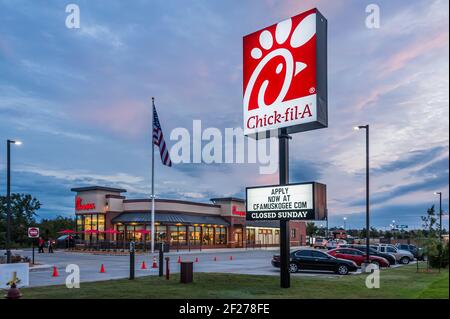 Neues Chick-fil-EIN Restaurant in Muskogee, Oklahoma bei Sonnenaufgang. (USA) Stockfoto