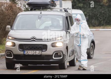 Bürger werden in einer Drive-in-Klinik der Klinik für Infektionskrankheiten Dr. Fran Mihaljevic auf Coronavirus getestet Stockfoto