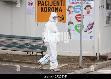 Bürger werden in einer Drive-in-Klinik der Klinik für Infektionskrankheiten Dr. Fran Mihaljevic auf Coronavirus getestet Stockfoto