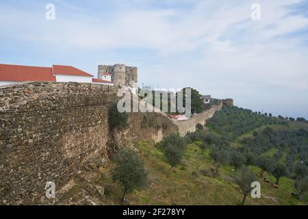 Evoramonte Stadtburg Wand historische Gebäude und Olivenbäume Park in Alentejo, Portugal Stockfoto