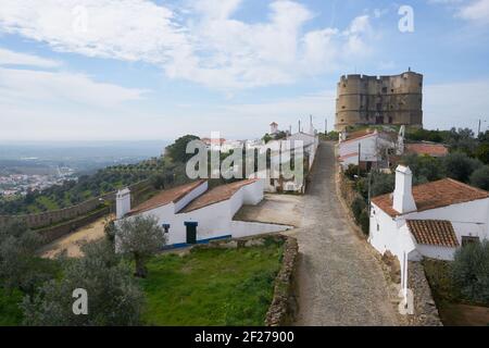 Evoramonte Stadtburg Wand historische Gebäude und Olivenbäume Park in Alentejo, Portugal Stockfoto