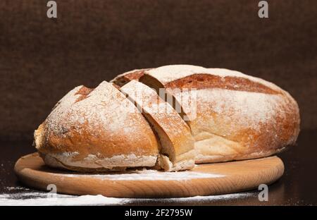 Frisches und leckeres Brot auf einem Holzbrett. Backwaren. Stockfoto