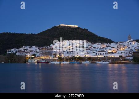 Sanlucar de Guadiana in Spanien und Alcoutim in Portugal mit Segelbooten auf dem Fluss Guadiana Stockfoto