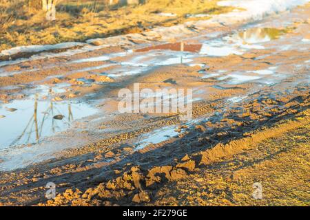 Land Feldweg im Frühjahr, Schmutz auf der Straße während des Tauens. Stockfoto