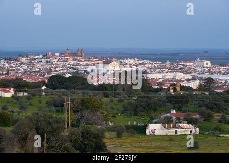 Evora historische Gebäude und Blick auf die Kirche bei Sonnenuntergang von einem Aussichtspunkt auf der Außenseite in Alentejo, Portugal Stockfoto