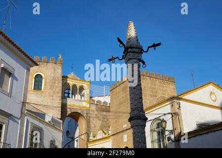 Elvas schöne Straße antike schmale Gebäude historische Häuser in Alentejo, Portugal Stockfoto