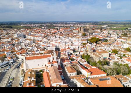 Evora Drohne Luftaufnahme an einem sonnigen Tag mit historischen Gebäuden Stadtzentrum und Kirche in Alentejo, Portugal Stockfoto