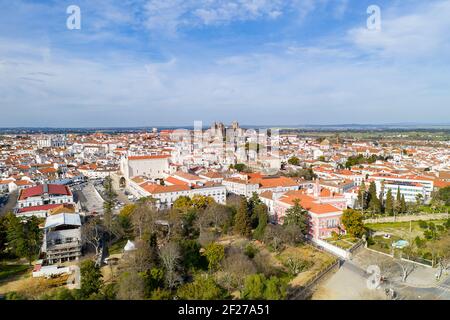 Evora Drohne Luftaufnahme an einem sonnigen Tag mit historischen Gebäuden Stadtzentrum und Kirche in Alentejo, Portugal Stockfoto