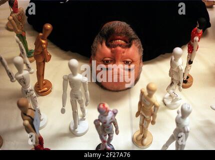 Comedian Alexei Sayle Dezember 1999with einige der Künstler Mannequins In der Sammlung Comfort of Strangers, die versteigert wird Um Mittel für die medizinische Stiftung für die Pflege zu sammeln Opfer von Folter Stockfoto