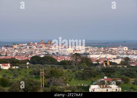 Evora historische Gebäude und Blick auf die Kirche bei Sonnenuntergang von einem Aussichtspunkt auf der Außenseite in Alentejo, Portugal Stockfoto