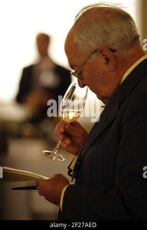 Das Champagne Information Bureau jährliche Champagner-Verkostung in der Banqueting Hall in Westminster, London pic David Sandison statt Stockfoto