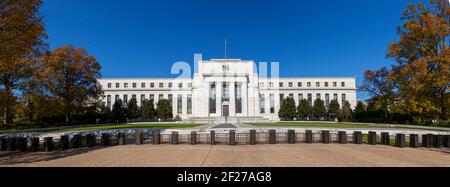 Washington DC, USA, 11-06-2020: Panoramablick auf das Marriner S. Eccles Federal Reserve Board Building (Eccles Building), in dem sich die Hauptniederlassungen befinden Stockfoto