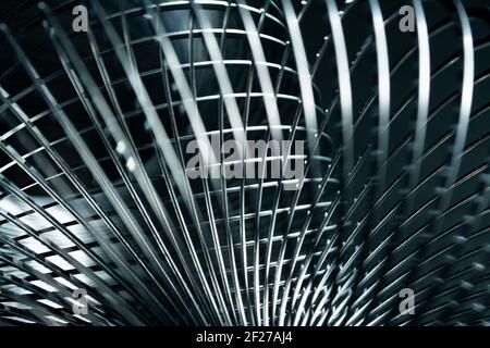Abstrakte Metallspiralen mit schwarzem Hintergrund. Stockfoto