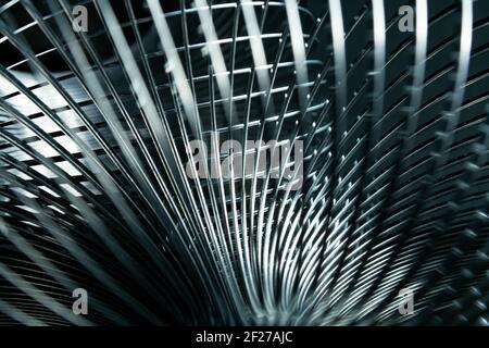 Abstrakte Metallspiralen mit schwarzem Hintergrund. Stockfoto