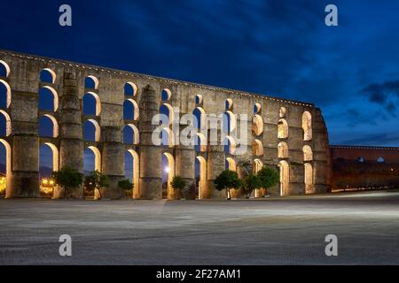 Elvas Amoreira Aquädukt Stadt bei Nacht in Alentejo, Portugal Stockfoto