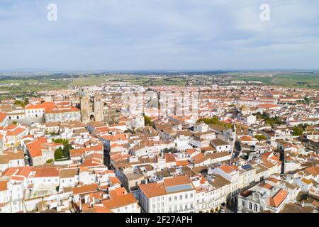 Evora Drohne Luftaufnahme an einem sonnigen Tag mit historischen Gebäuden Stadtzentrum und Kirche in Alentejo, Portugal Stockfoto