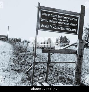 West Stayton (Umgebung) Marion County, Oregon. Wandernde Bohnenpflücker. Ein Saisonbüro wird vom staatlichen Arbeitsamt unterhalten. Das Foto zeigt ein Schild für die Oregon State Employment Service Farm Placement Division. . August 1939. Foto von Dorothea lange Stockfoto