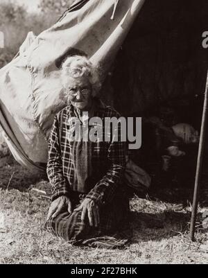 Bakersfield, Kalifornien (in der Nähe). Großmutter von 22 Kindern, von einem Bauernhof in Oklahoma, 80 Jahre alt, jetzt in einem Lager leben "Wenn Sie Ihren Puck verlieren Sie verlieren die meisten gibt es in Ihrem - alles, was Sie haben, um mit zu leben." . November 1936. Foto von Dorothea lange Stockfoto