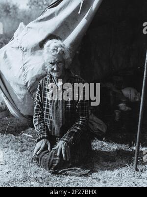 Bakersfield, Kalifornien (in der Nähe). Großmutter von 22 Kindern, von einem Bauernhof in Oklahoma, 80 Jahre alt, jetzt in einem Lager leben "Wenn Sie Ihren Puck verlieren Sie verlieren die meisten gibt es in Ihrem - alles, was Sie haben, um mit zu leben." . November 1936. Foto von Dorothea lange Stockfoto