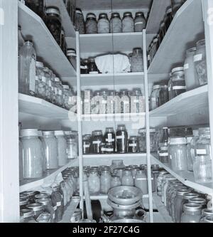 Frau Grangers Lagerraum. Sie hat 500-600 Quarze Konserven. "Man weiß nie, was passieren kann." Yamhill Farmen. (FSA - Farm Security Administration). Yamhill County, Williamette Valley, Oregon. Oktober 1939 . Foto von Dorothea lange Stockfoto