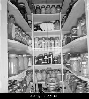 Frau Grangers Lagerraum. Sie hat 500-600 Quarze Konserven. "Man weiß nie, was passieren kann." Yamhill Farmen. (FSA - Farm Security Administration). Yamhill County, Williamette Valley, Oregon. Oktober 1939 . Foto von Dorothea lange Stockfoto
