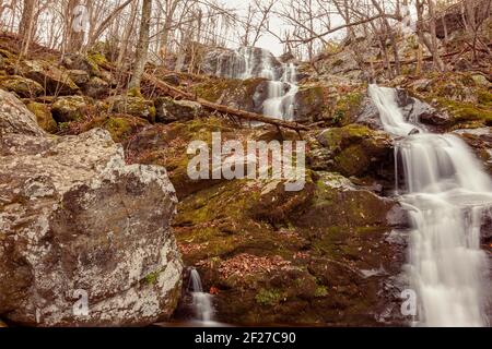 Langzeitbelichtung der Dunklen Hellow Fälle im Shenandoah Nationalpark im Herbst. Bild zeigt kaskadierende Wasser kommen den Berg bedeckt wi Stockfoto