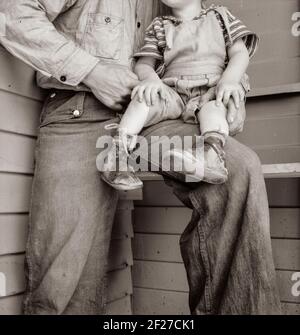 Tulare County. In Farm Security Administration (FSA) Lager für Wanderarbeiter. Baby mit Club Füße tragen hausgemachte Schienen in Schuhen. Mai 1939. Foto von Dorothea lange Stockfoto