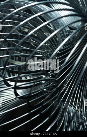 Abstrakte Metallspiralen mit schwarzem Hintergrund. Stockfoto