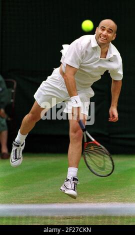 Andre Agassi im Einsatz gegen Mark Phillippoussis Juli 2000in ihre Viertelfinale in Wimbledon Stockfoto