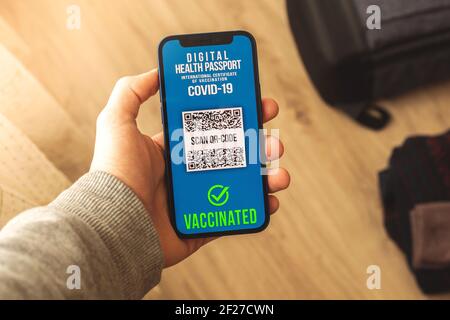 Gesundheit Pass digitale App auf dem Handy-Bildschirm, ist die Person mit Anwendung für die Überprüfung der Impfung im Flughafen vor der Reise Stockfoto