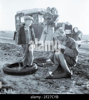 Wandernde landwirtschaftliche Arbeiter Familie entlang California Highway. USA 99. März 1937. Foto von Dorothea lange Stockfoto