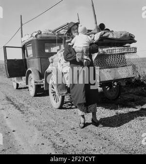 Missouri Familie von fünf, sieben Monate aus dem Dürregebiet. „Pleite, Baby krank, Autoprobleme.“ U.S. 99 in der Nähe von Tracy, Kalifornien. Februar 1937. Foto von Dorothea lange Stockfoto