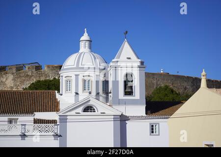 Castro Marim Blick auf die Kirche in Algarve, Portugal mit dem Schloss im Hintergrund Stockfoto