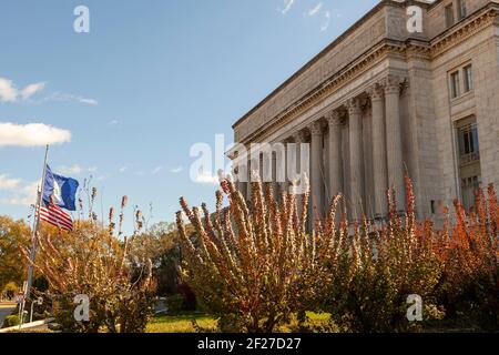 Washington DC, USA 11-02-2020: Außenansicht des Jamie L Whitten Federal Building des United States Department of Agriculture. Kennzeichnung der Abteilung Stockfoto