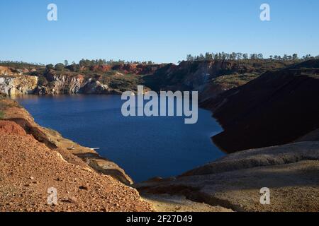 Kontaminierter Teichsee einer alten verlassenen Mine rote Landschaft in Mina de Sao Domingos, Portugal Stockfoto