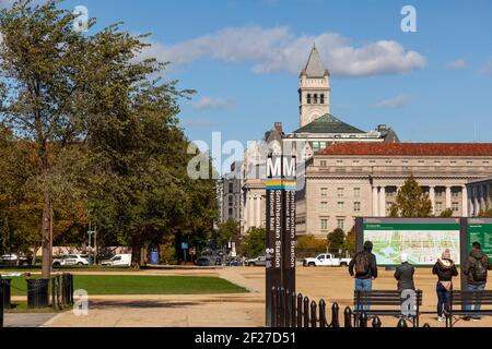 Washington DC, USA 11-02-2020: Blick auf die National Mall in der Nähe des Smithsonian Museum Complex. Touristen schauen sich eine große Karte der Lage. Im Hintergrund Stockfoto