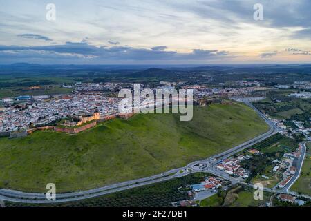 Elvas Stadtbild Drohne Luftpanorama mit schöner grüner Landschaft von Alentejo, in Portugal Stockfoto