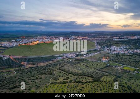 Elvas Stadtbild Drohne Luftpanorama mit schöner grüner Landschaft von Alentejo, in Portugal Stockfoto