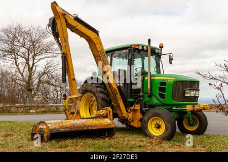 Shenandoah, VA, USA 10/31/2020: Ein grüner John Deere Modell 6430 Traktor mit SEITLICHER hydraulischer Armbefestigung (Bengal XR) von Tiger Mähers. Dieser Anhang Stockfoto