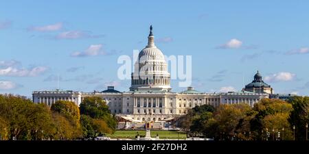 Panoramabild des US-Kapitolgebäudes in Washington DC vom National Mall aus gesehen dieser ikonische Ort beherbergt Senat und Kongress. Es ist ein sonniger Autu Stockfoto