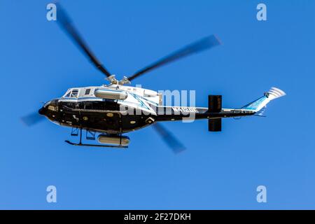 Washington DC, USA 11-02-2020: Ein Hubschrauber (Bell 412 Rotorcraft) des US-Energieministeriums fliegt in Washington DC. Himmel. Dies ist ein clos Stockfoto