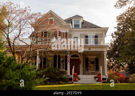 Rockville, MD, USA 11-01-2020: Ein zweistöckiges historisches Holzhaus aus der Kolonialzeit in einem gepflegten Garten im historischen Viertel Rockville. Dort Stockfoto