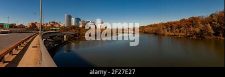 Washington DC. USA 11/06/2020: Ein Herbstlandschaftspanorama des Potomac Flusses Theodore Roosevelt Island (links) und der Innenstadt von Arlington Virginia. Bild w Stockfoto