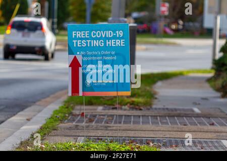 Rockville, MD, USA 11-05-2020: Ein Straßenschild von Montgomery County weist die Bewohner zu einer Fahrt durch kostenlose COVID-19 Teststelle. Lokale Behörden Stockfoto