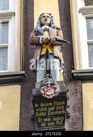 Hannoversch Münden, Deutschland - 18-07-2019: Denkmal des berühmten Arztes Eisenbarth an einer Hausfassade. Stockfoto