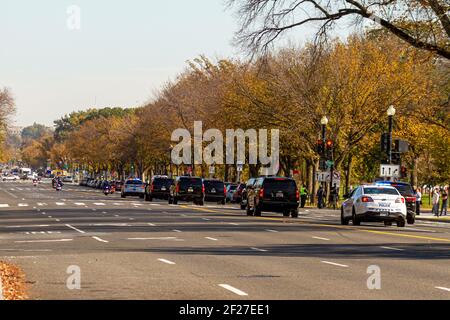 Washington DC, USA 11-06-2020: Autokolonne des Präsidenten der USA fährt auf der Constitution Avenue in Richtung des Weißen Hauses. Geheimdienstfahrzeuge und Stockfoto