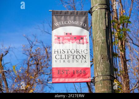 Clifton, VA, USA 11-14-2020: Das historische Clifton, gegründet 1862, ist eine kleine malerische Stadt in Fairfax County mit vielen Häusern aus dem 19th. Jahrhundert. Zeichen Stockfoto